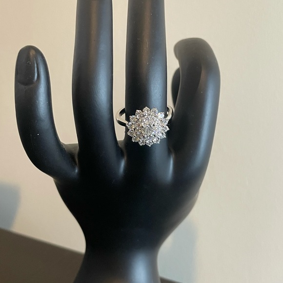 14K 0.50 Round 1.02 Accent VS Diamond Ring - Picture 2 of 3